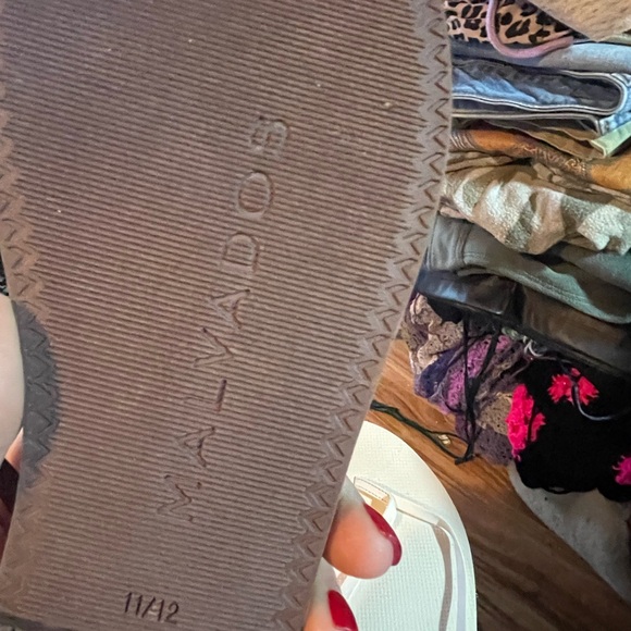 BRAND NEW MALVADOS Brown and White Flip Flops. listing for both pairs - Picture 3 of 4